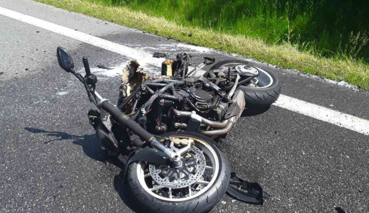 Motorkář cestou z Ještědu nezvládl řízení na mokré vozovce, skončil ve svodidlech