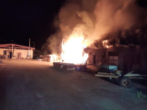 FOTO: V noci byli povoláni hasiči k požáru v Horní Branné. Předběžná škoda byla stanovena na dva miliony