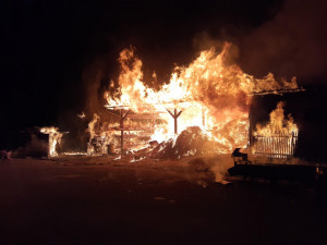 FOTO: V noci byli povoláni hasiči k požáru v Horní Branné. Předběžná škoda byla stanovena na dva miliony