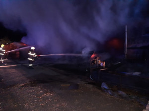 FOTO: V noci byli povoláni hasiči k požáru v Horní Branné. Předběžná škoda byla stanovena na dva miliony