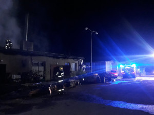 FOTO: V noci byli povoláni hasiči k požáru v Horní Branné. Předběžná škoda byla stanovena na dva miliony