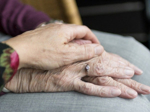 V domovech pro seniory se zvýšil počet lůžek. Stále to ale nestačí