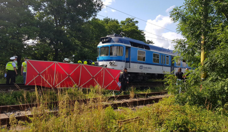 Na Rychnovsku se srazil vlak s autem. Dva lidé zemřeli