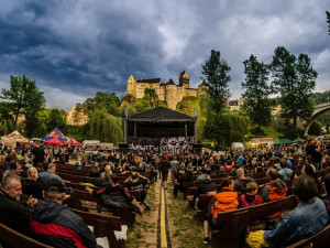 SOUTĚŽ: Vyhrajte vstupenky na jeden ze tří prvotřídních koncertů pod hradem Loket