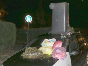 Obsah popelnic vysypali na auto kamaráda. Hrozí jim rok vězení