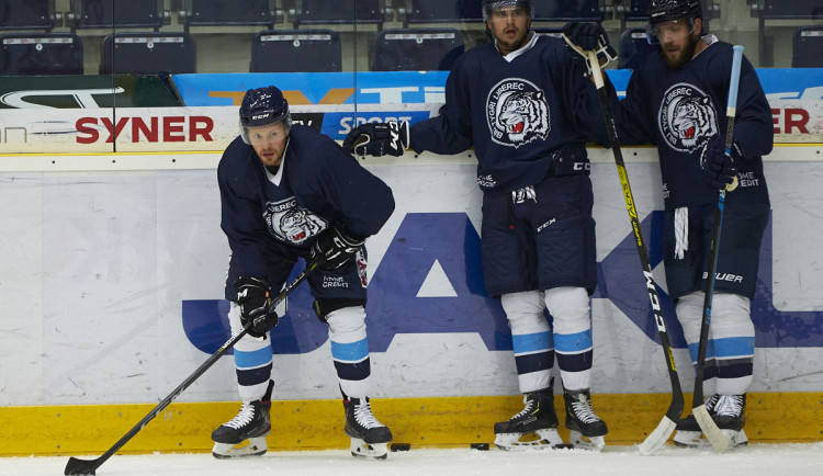 Hokejisté Liberce začali na ledě stále ještě bez obránce Šmída
