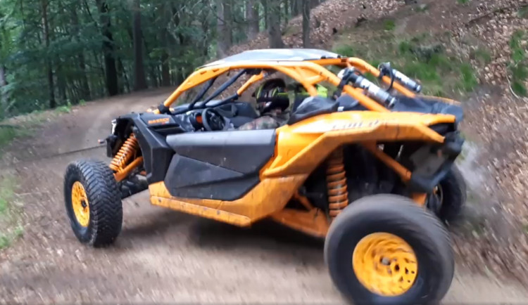 Neznámý řidič řádil na čtyřkolce po Českém ráji. Ujel i před pracovníky Správy