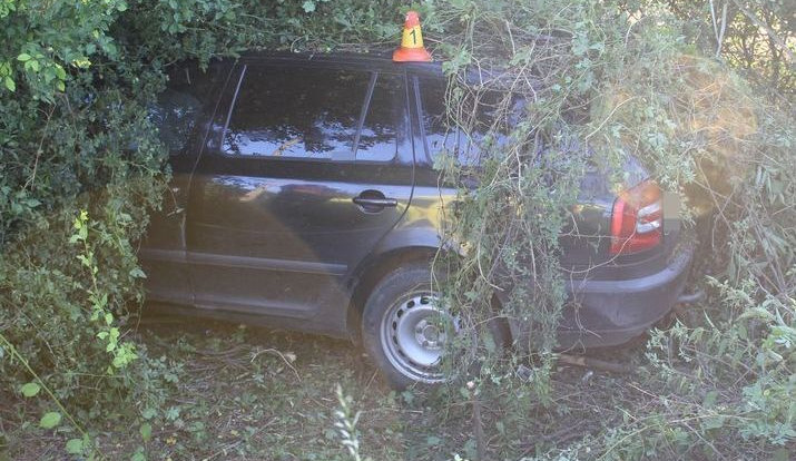 Opilý řidič Octavie skončil u Hněvotína v křoví. Zákaz řízení mu platil až do konce srpna