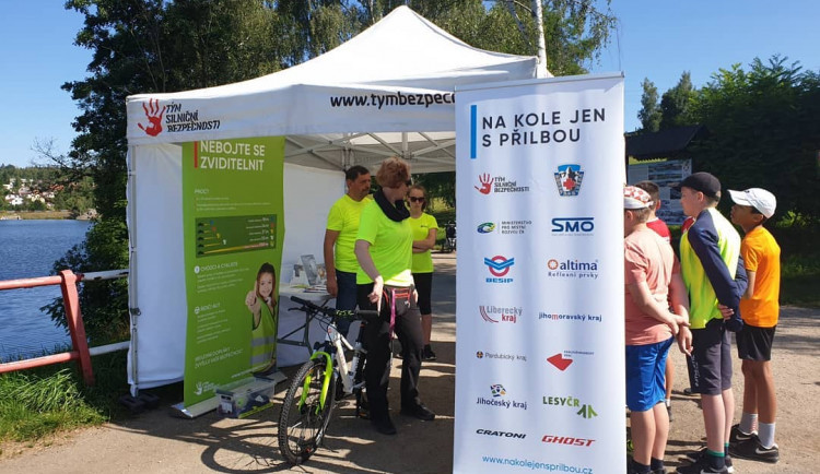 Projekt Na kole jen s přilbou zavítal na jabloneckou cyklostezku