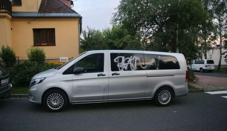 Opilý sprejer pomaloval pohřební vůz. Byl tak namol, že se mu ani nepodařilo utéct