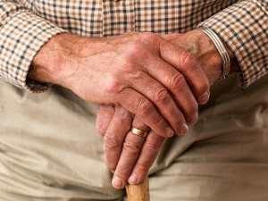 Zmatený senior stál v křižovatce a auta ho objížděla. Pomohli mu až strážníci