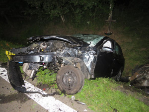Autu po těžké srážce u Rádla upadl motor, řidič i řidička skončili v nemocnici