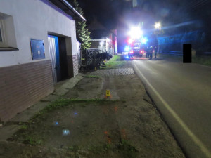 Podnapilý řidič naboural do plotu. Automobil začal hořet, ale naštěstí stihl muž vystoupit