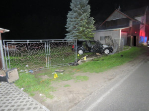 Podnapilý řidič naboural do plotu. Automobil začal hořet, ale naštěstí stihl muž vystoupit