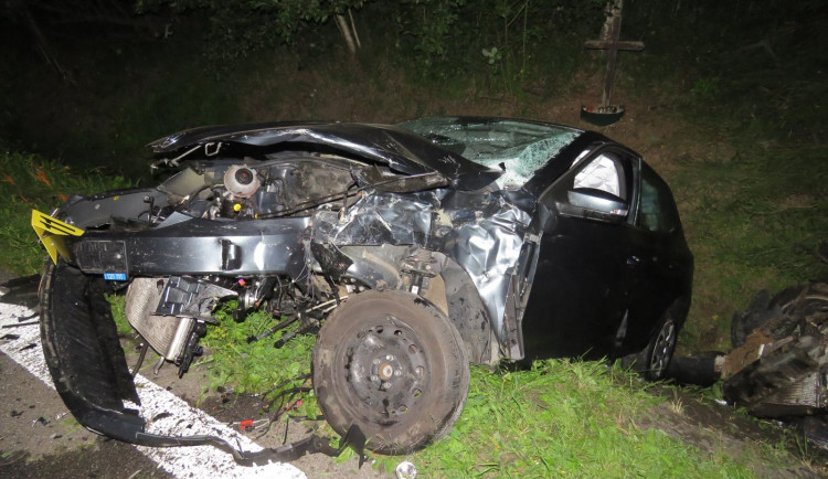Autu po těžké srážce u Rádla upadl motor, řidič i řidička skončili v nemocnici