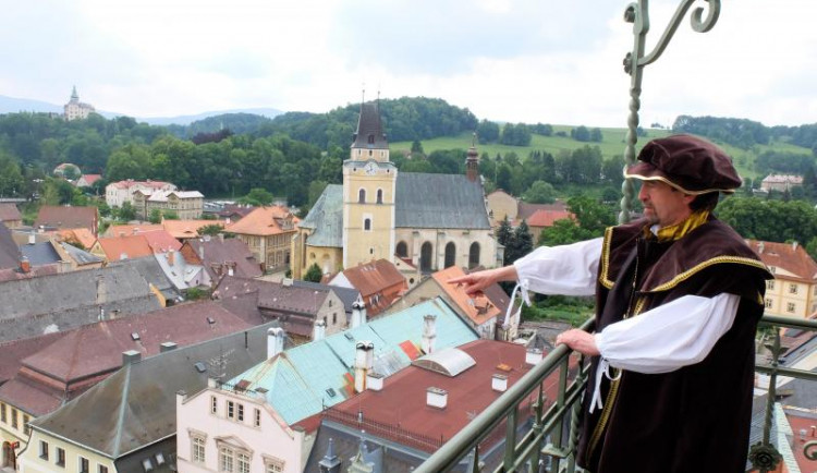 Frýdlantem provede návštěvníky hejtman Hans z Gersdorfu. Ukáže radnici i hradby
