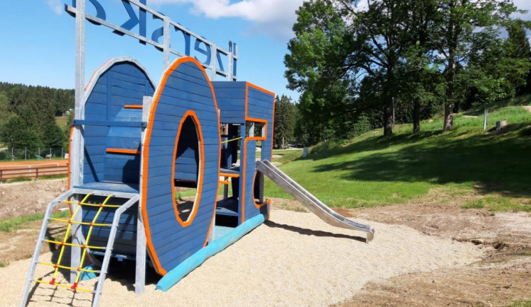 V Bedřichově stojí nová prolézačka pro děti. Připomíná Jizerskou 50