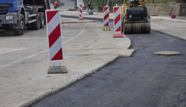 V pondělí začne oprava silnice ke Globusu. Frézovat se bude večer