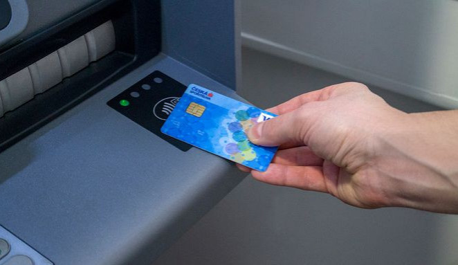 Česká spořitelna v sobotu chybně účtovala některé platby kartou dvakrát