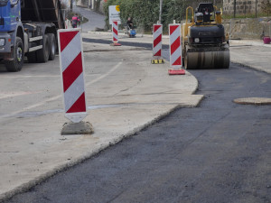 V pondělí začne oprava silnice ke Globusu. Frézovat se bude večer