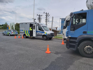Policisté se zaměřili na kontrolu náklaďáků a autobusů. Řidiči překračovali rychlost i vozidla byla ve špatném stavu