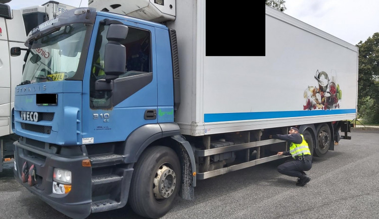 Policisté se zaměřili na kontrolu náklaďáků a autobusů. Řidiči překračovali rychlost i vozidla byla ve špatném stavu