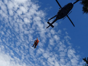 Záchrana tří zraněných ze skal. Do cvičení se zapojil i vrtulník