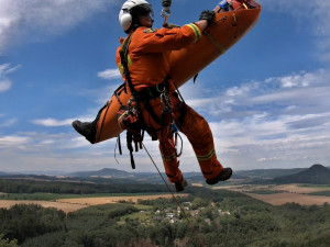 Záchrana tří zraněných ze skal. Do cvičení se zapojil i vrtulník