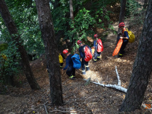 Záchrana tří zraněných ze skal. Do cvičení se zapojil i vrtulník