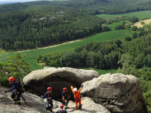 Záchrana tří zraněných ze skal. Do cvičení se zapojil i vrtulník