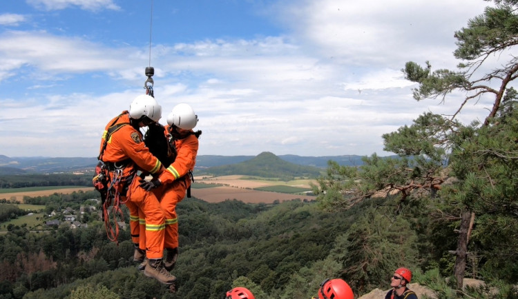 Záchrana tří zraněných ze skal. Do cvičení se zapojil i vrtulník