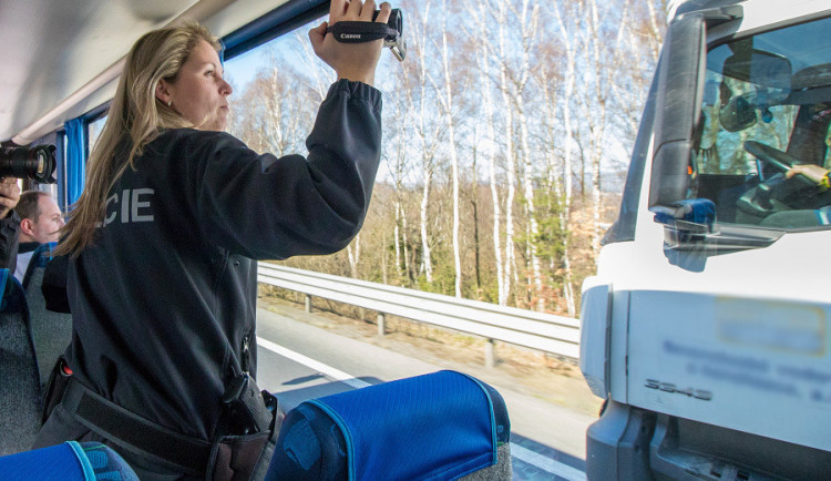 Pásy a telefonování. Policisté se zaměřili na řidiče náklaďáků ze speciálního autobusu