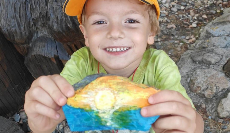 Češi se na výletech baví malovanými kamínky. Ty mohou cestovat až stovky kilometrů