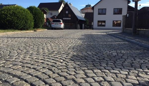 Asfalt mezi Hrnčířským náměstím a betlémem nahradily kostky
