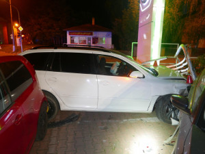 Pod vlivem drog, alkoholu a se zákazem řízení ujížděl před policií. Stihl poškodit sedm aut
