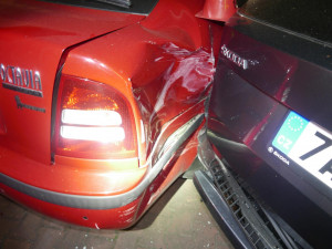 Pod vlivem drog, alkoholu a se zákazem řízení ujížděl před policií. Stihl poškodit sedm aut