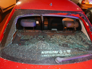 Pod vlivem drog, alkoholu a se zákazem řízení ujížděl před policií. Stihl poškodit sedm aut