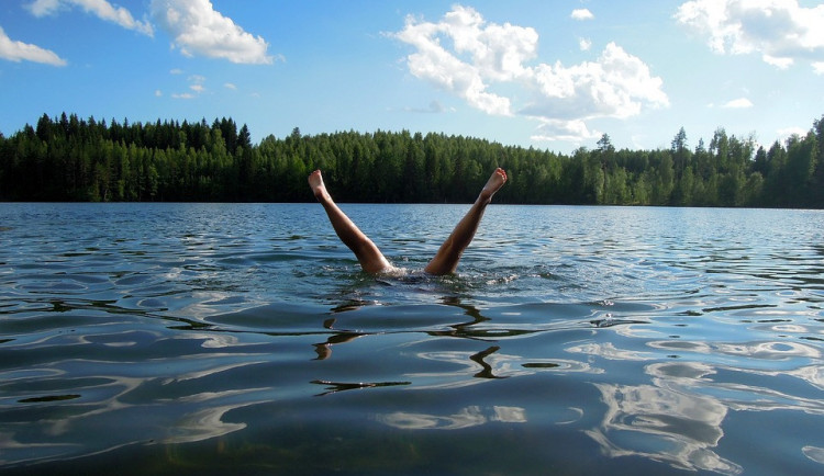 Kvalita vody v přírodních koupalištích zůstává letos zatím dobrá
