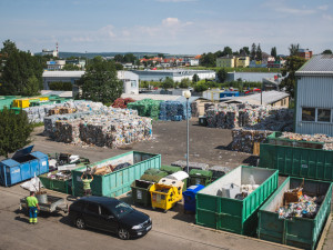 S barevným kontejnerem to teprve začíná