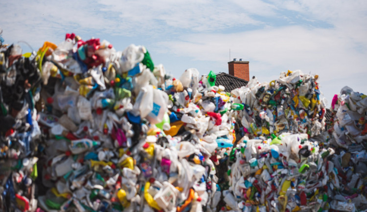 S barevným kontejnerem to teprve začíná