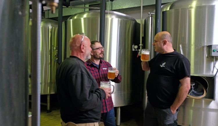 Zleva sládek Vladimír Ličman (Pivovar Zvíkov), sládek Aleš Dvořák (Budějovický Budvar) a spolumajitel zvíkovského pivovaru Michal Voldřich.