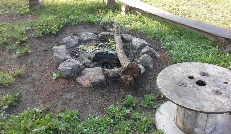 Udělat si táborák a opéct si buřta v Jablonci?  Ano, ale jen do 22. hodiny