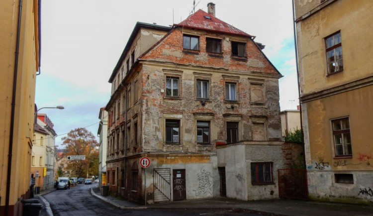 Oprava domu v Orlí se prodraží a prodlouží. Skončí v polovině příštího roku