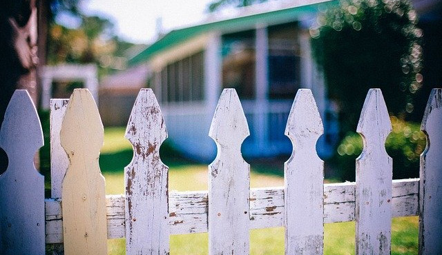 picket-fences-349713_640