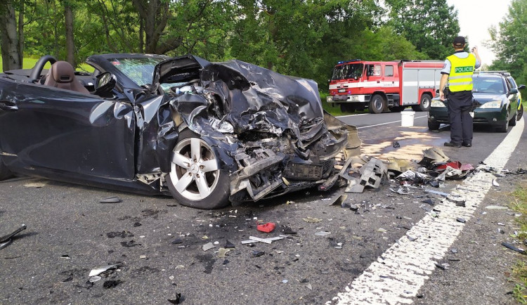 Tragická nehoda u Cvikova. Při čelním střetu dvou aut zemřela žena
