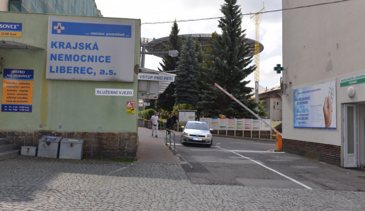 Konec zákazu. Nemocnice v Libereckém kraji od soboty opět povolují návštěvy