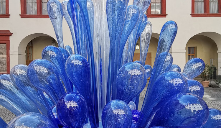 Z nefunkční kašny na zámku v Zákupech tryskají skleněné kapky vody