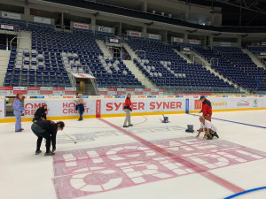 V Home Credit Areně se malovalo do ledu