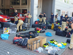 KYNOLOGOVÉ V BEJRÚTU: Na sbalení věcí měli jen pár hodin. Psi museli po horké zemi chodit v botičkách