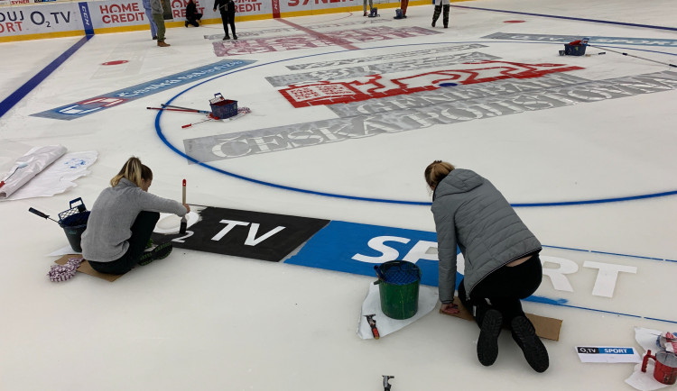 V Home Credit Areně se malovalo do ledu